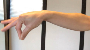 《示指伸筋のストレッチ方法》人差指の伸展運動と手首の柔軟性を高める