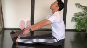 《半腱様筋のストレッチ法と効果》タオルを使ってハムストリングスを鍛えながらほぐす