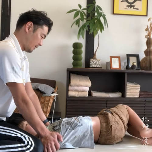 背中と腰を伸ばすストレッチ｜広背筋、起立筋、外腹斜筋に効果のあるストレッチ