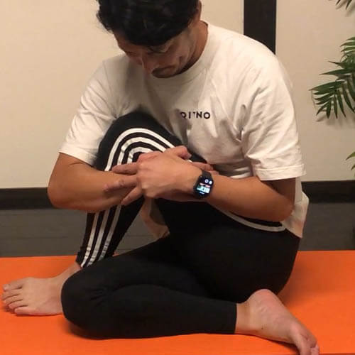 座りながら硬いお尻のストレッチ（#大殿筋 #中殿筋 #梨状筋 #大腿方形筋）