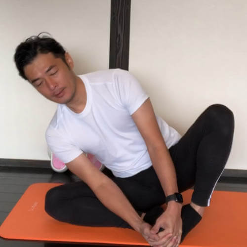 座りながら骨盤矯正ストレッチ【#仙腸関節 #骨盤底筋 #腰仙関節 #股関節 #中殿筋 #小殿筋】