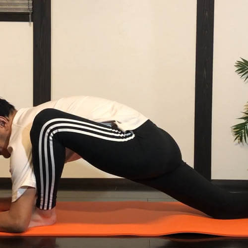 股関節を前後に開脚して内ももストレッチでほぐす