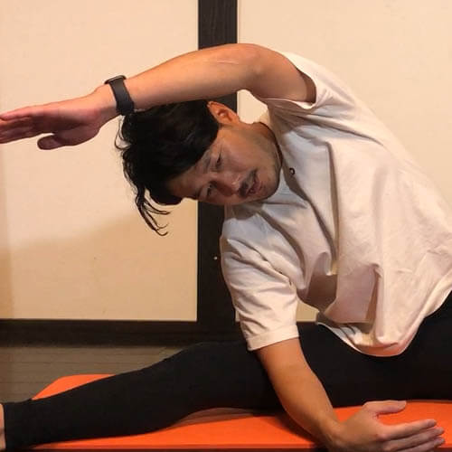 開脚ストレッチで内転筋とハムストリングスを伸ばして股関節を広げる！ (1)