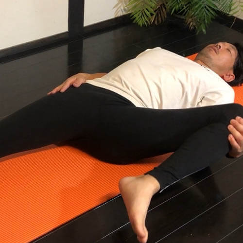 寝ながら内ももの内転筋群を伸ばして、股関節の可動域を広げる方法