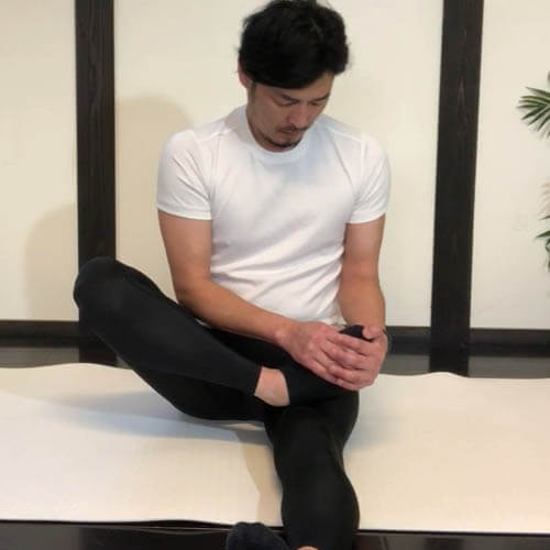 足首からスネを座りながら伸ばす方法