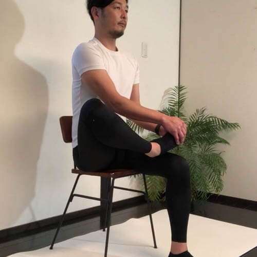 椅子に座りながら足首ストレッチ！前脛骨筋や脚の甲を伸ばす方法