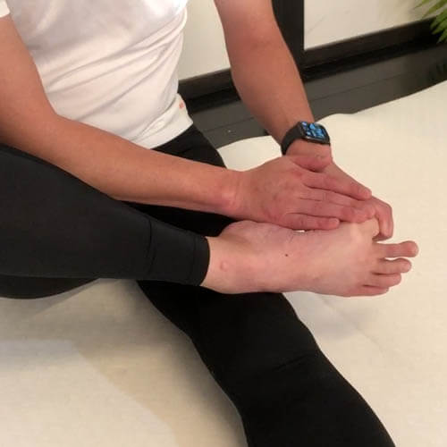 長母指伸筋ストレッチ（足のアーチ、甲、母指を伸ばしてほぐす方法）