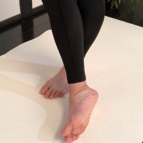 立ちながら腓骨筋ストレッチ（膝下の外側を伸ばす方法）