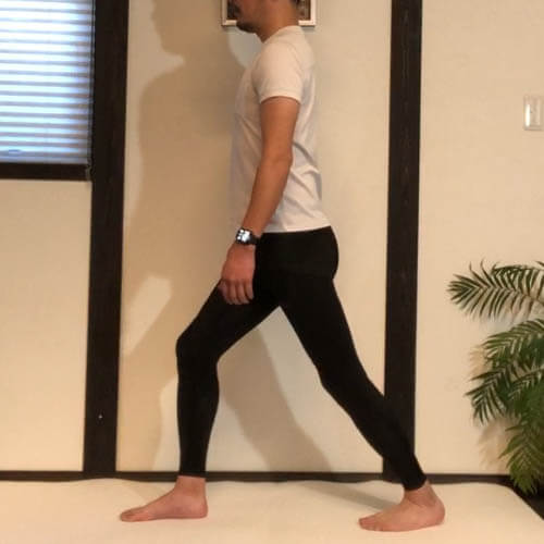 ふくらはぎのストレッチ方法！膝を伸ばしたアキレス腱伸ばしで腓腹筋ヒラメ筋が伸びる