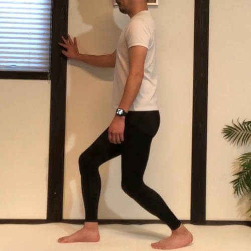 ふくらはぎ下部を伸ばす方法は膝を曲げて伸ばす