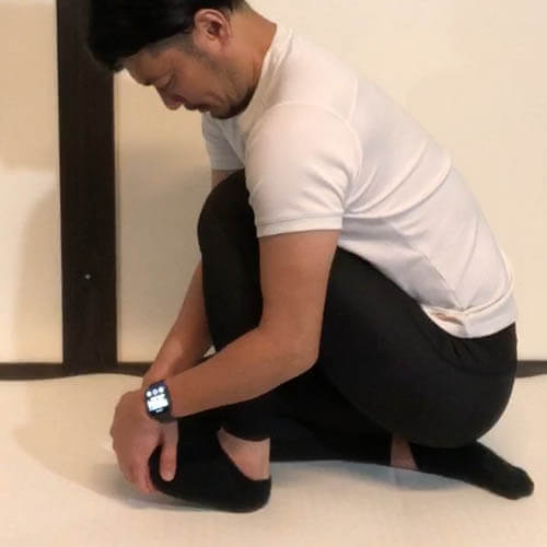 足裏とアキレス腱をストレッチで伸ばし、疲れを解消する