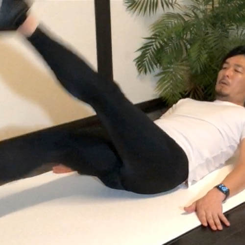 フラッターキック｜寝ながら脚を振って体幹トレーニング