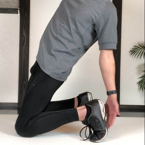 くびれを作るバックツイストタッチ！体幹にひねりの刺激を与えて強くする