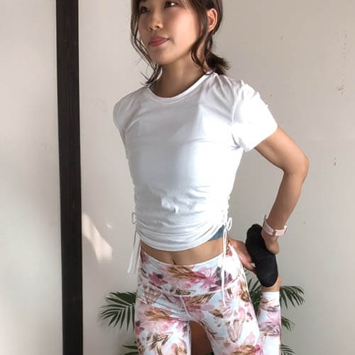 椅子を使って太ももと股関節のストレッチ