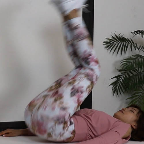 リバースクランチ｜足を上げながら体幹トレーニングでぽっこりお腹解消、くびれ、ウエストダウン（交互に行う）