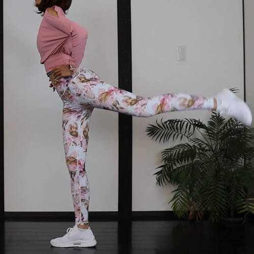 サイリフト（脚を振ってお尻を引き締める）