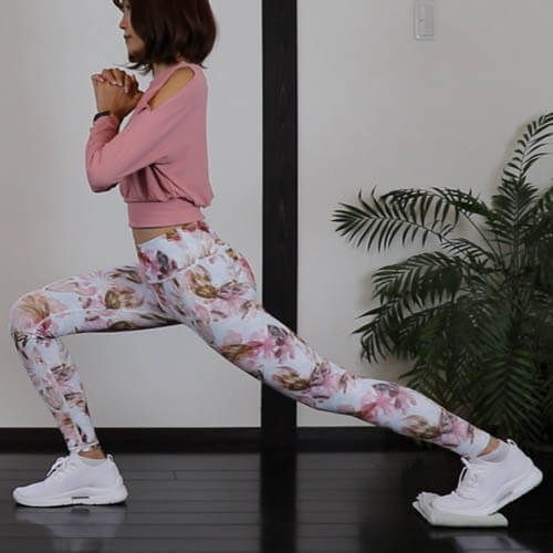 スライドランジ（タオルを使って太もも、お尻の筋肉を鍛える）