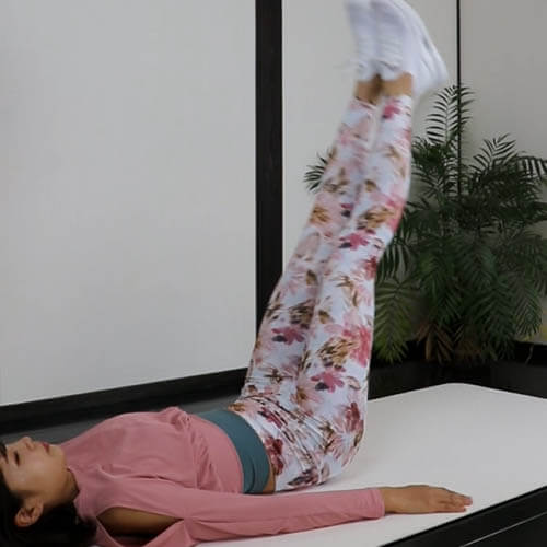 ぽっこりお腹解消する両足サイクリングで体幹トレーニング