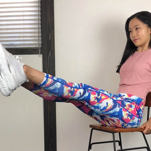 チェアニーアタック｜椅子に座りながら腹筋を鍛える