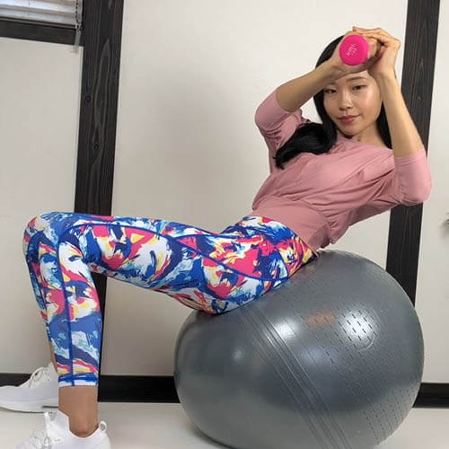 バランスボール ツイスト｜ダンベルで体幹ツイスト