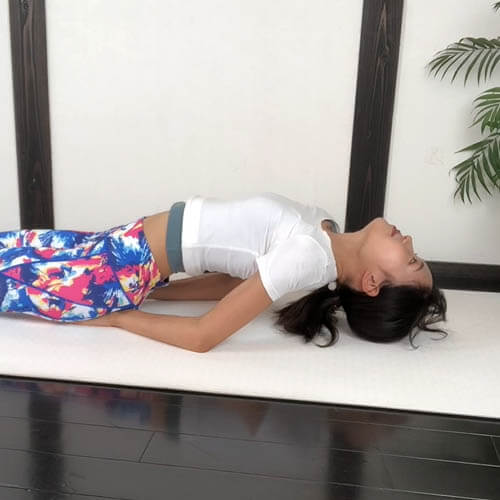 魚のヨガポーズ｜背筋力を高めてしなやかに