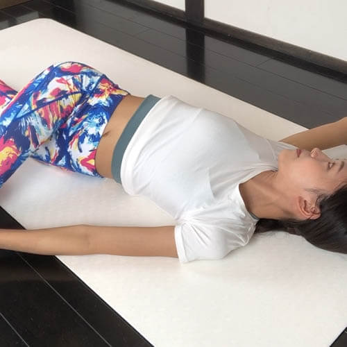 ワニのポーズ｜体幹をひねって伸ばすヨガ