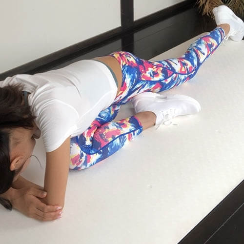 鳩のポーズからお尻の筋肉を伸ばすヨガ