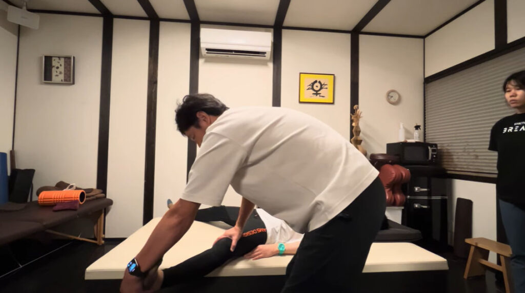 10-08.内転筋膝伸ばし開脚ストレッチベッドに引っ掛ける（仰臥位）