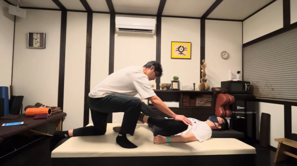 10-09.内転筋群のストレッチ①（膝屈曲）