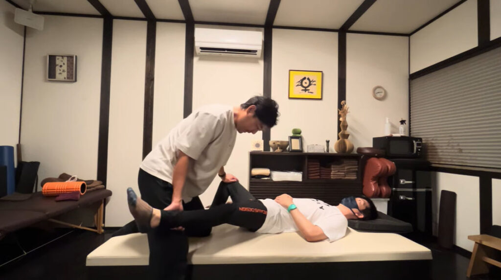 10-10.内転筋群のストレッチ②（膝伸展）