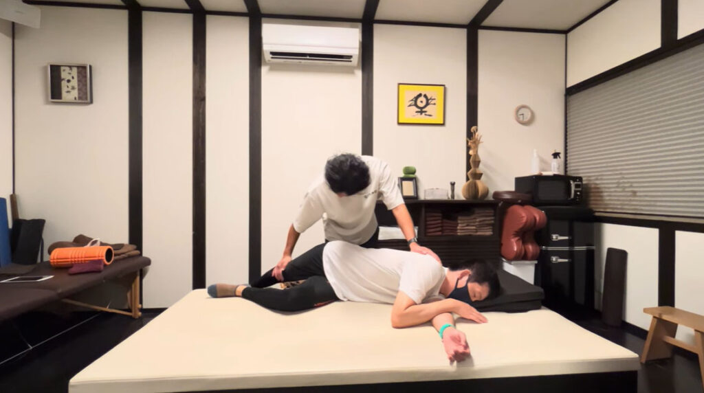 10-11.大腿筋膜脹筋（広背筋）のストレッチ